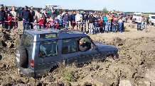 Land Rover Discovery in mud